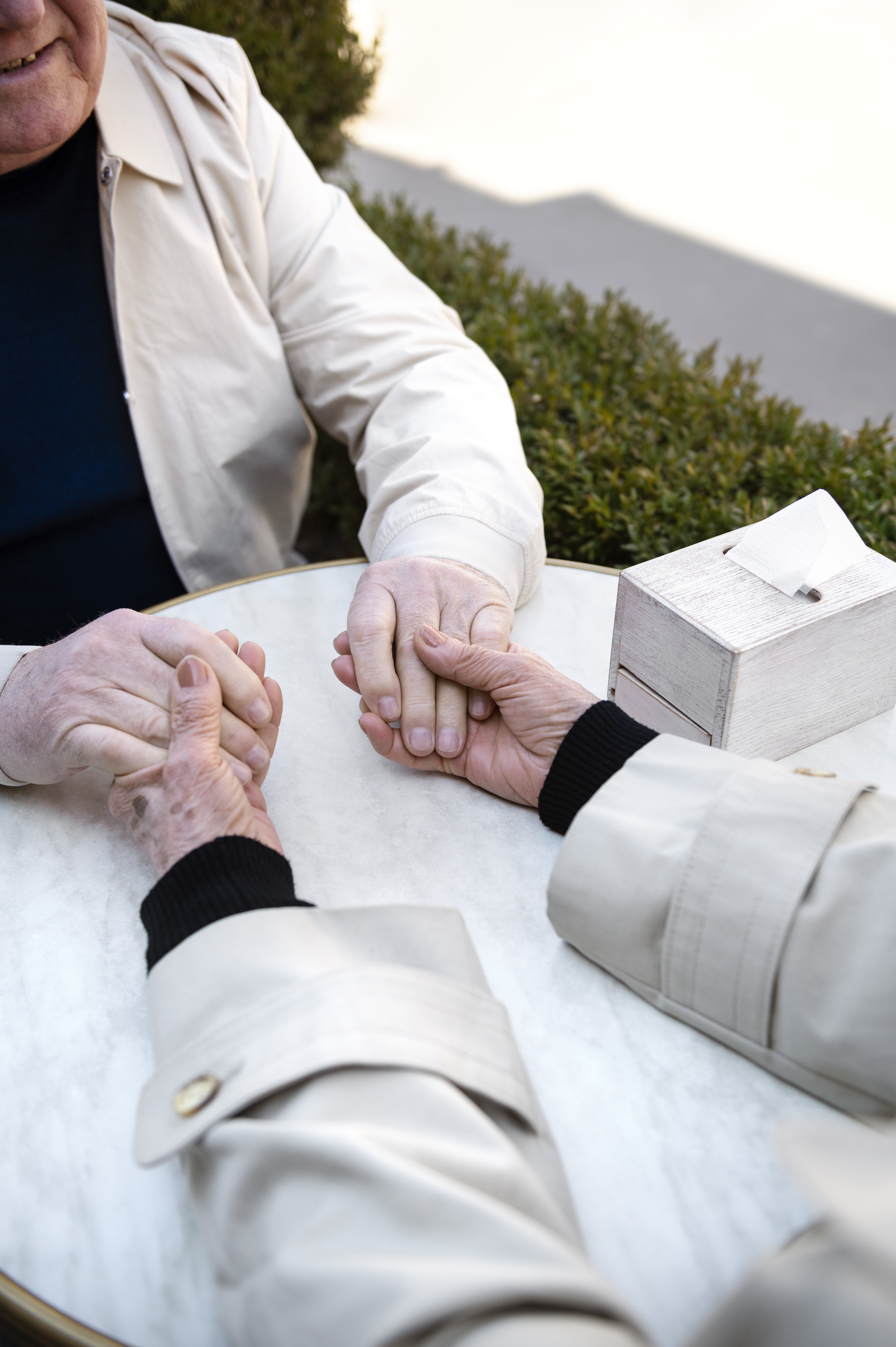 2 personnes qui se tiennent les main pour ce réconforter suite à un décès