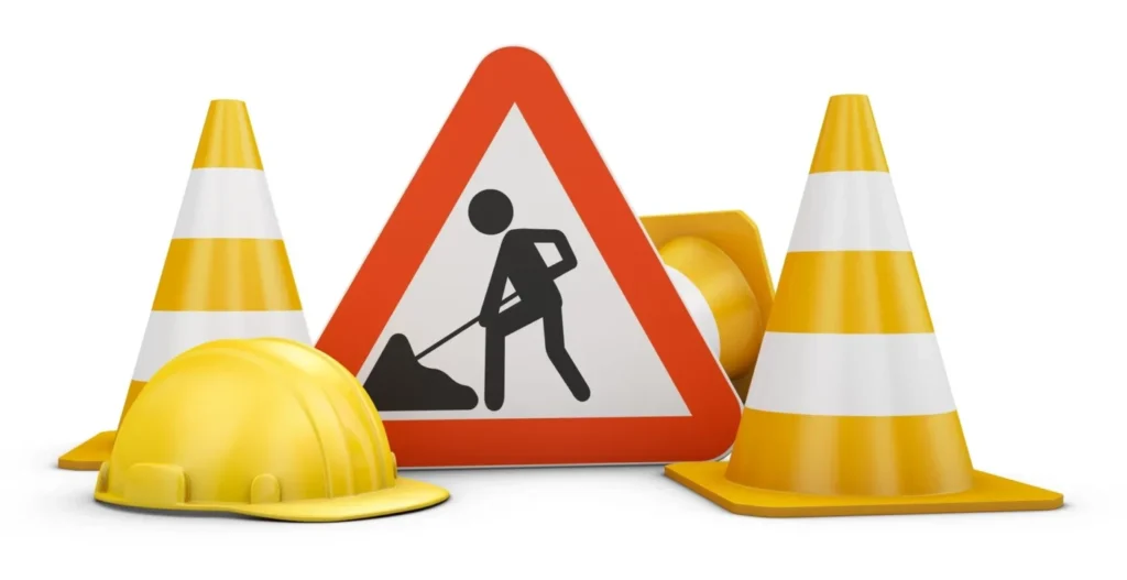 panneau de signalisation de travaux de construction avec cônes de sécurité